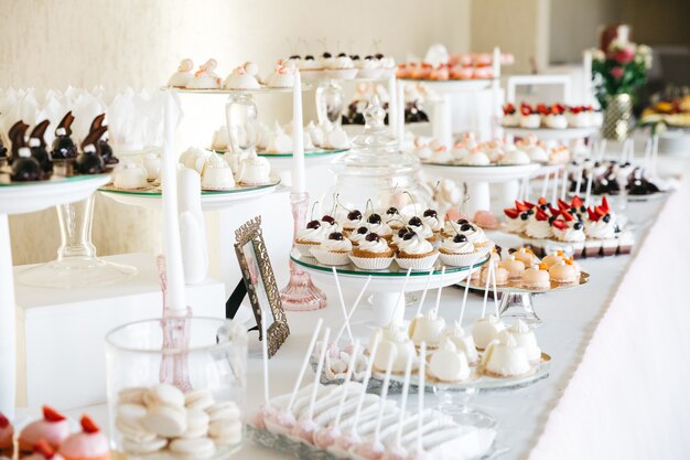 Lindos doces na mesa festiva