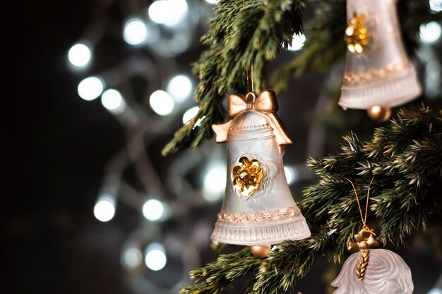 Lindos enfeites em close de árvore de Natal