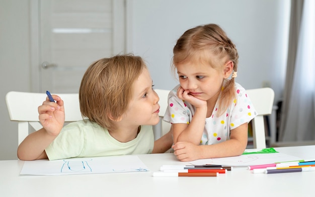 Lindos filhos brincando enquanto desenha