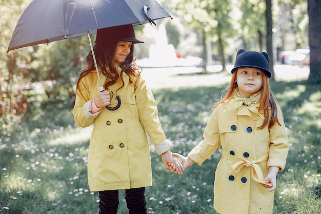 Lindos filhos plaiyng em um dia chuvoso