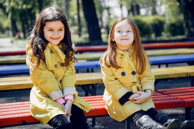 Lindos filhos plaiyng em um dia chuvoso