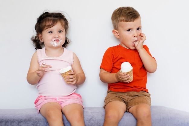 Foto grátis lindos filhos tomando sorvete