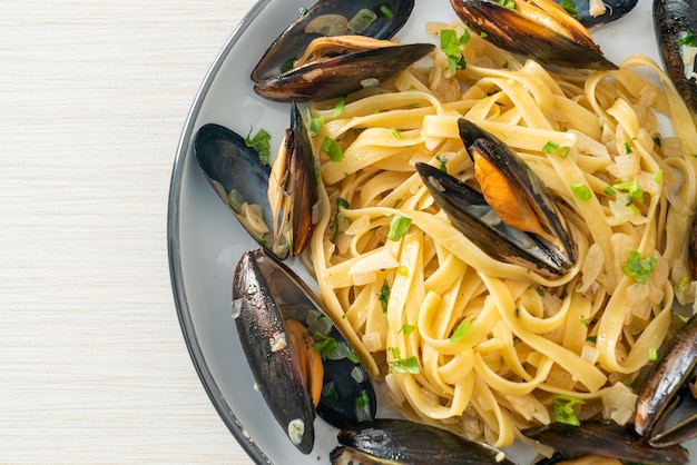 Linguine spaghetti pasta vongole molho de vinho branco - massa italiana de frutos do mar com amêijoas e mexilhões