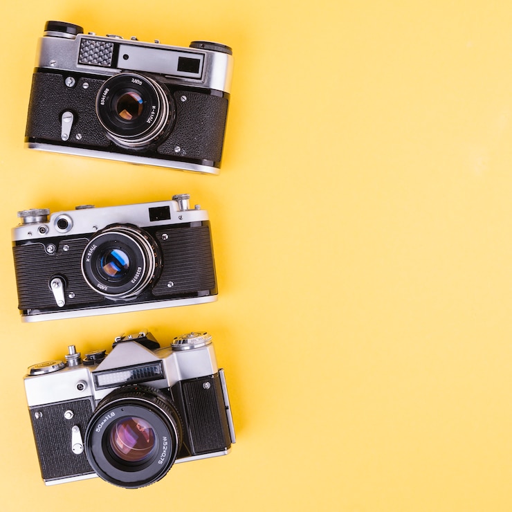 Foto grátis linha de câmara em fundo amarelo