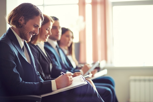 Foto grátis linha de colegas de trabalho em uma reunião