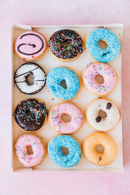 Linha de deliciosos donuts na caixa