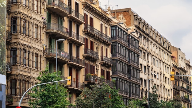 Linha de edifícios antigos feitos em estilo clássico em Barcelona, Espanha