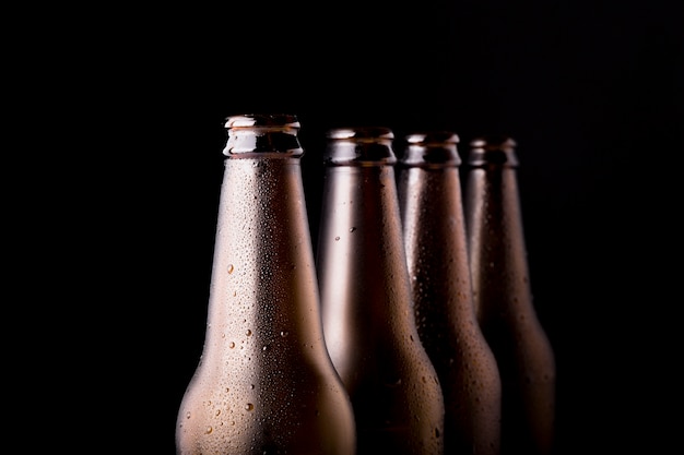 Foto grátis linha de garrafas de cerveja preta