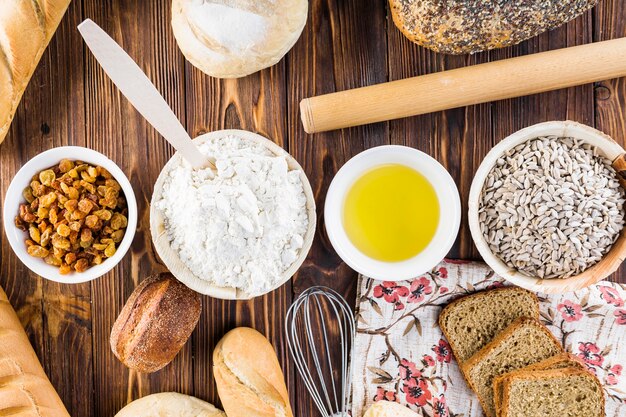 Linha de ingredientes com pães caseiros na mesa de madeira