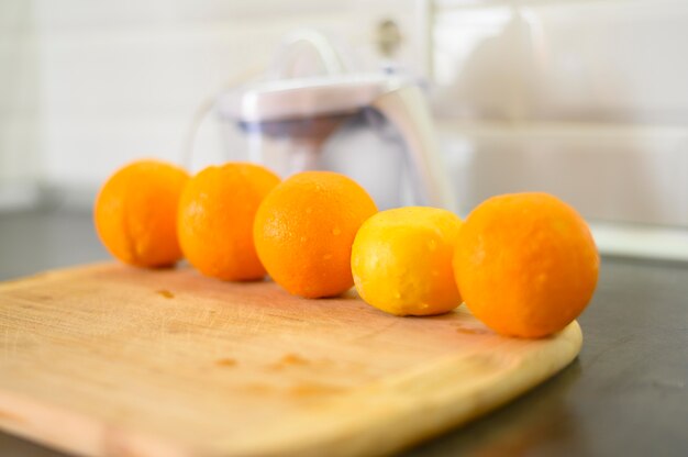 Linha de laranjas na cozinha