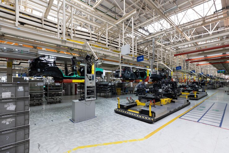 Foto grátis linha de produção de automóveis interior moderno da fábrica de montagem de uma fábrica de alta tecnologia