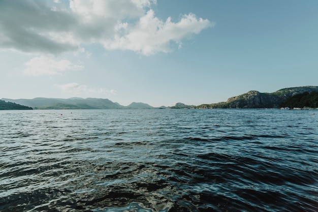 Linha do horizonte de um lago