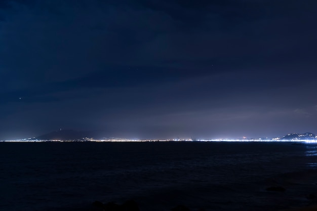 Linha do horizonte entre o céu e o oceano