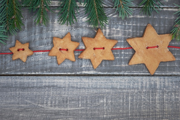 Linha em formato de estrela e biscoitos de pão de gengibre