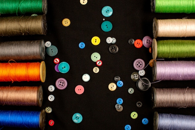 Foto grátis linhas alinhadas coloridas junto com botões de plástico multicoloridos em um piso marrom