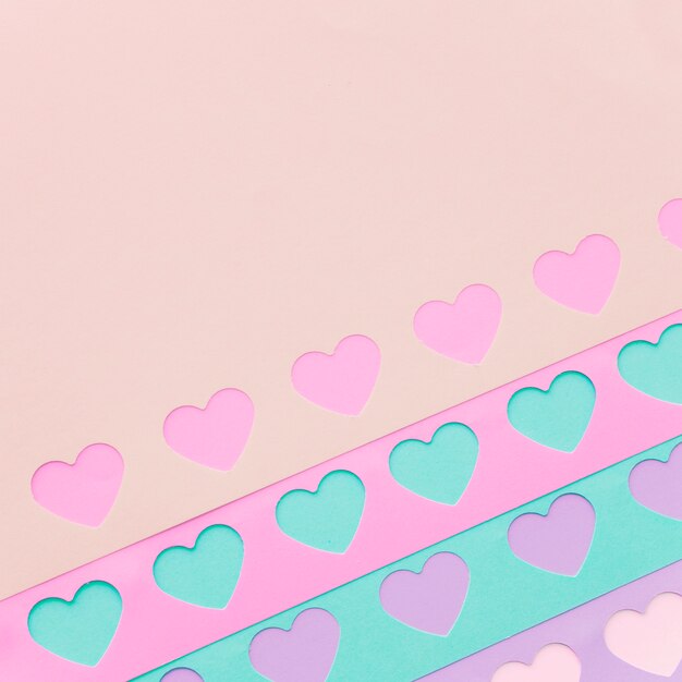 Linhas de corações de papel colorido