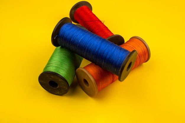 Linhas de costura coloridas