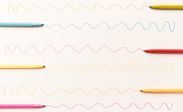 Linhas diferentes pintadas com marcadores coloridos em papel branco