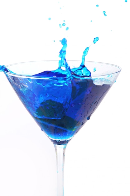 Líquido azul derramando em vidro