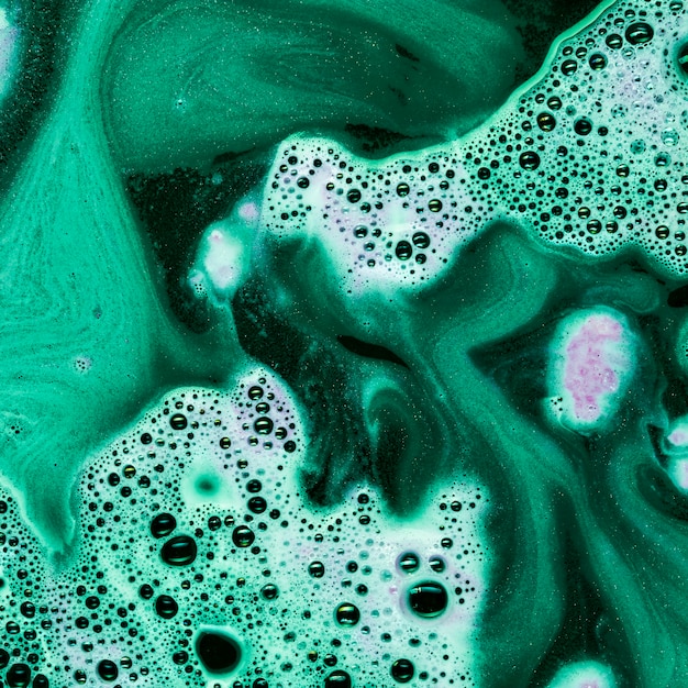 Líquido verde com espuma
