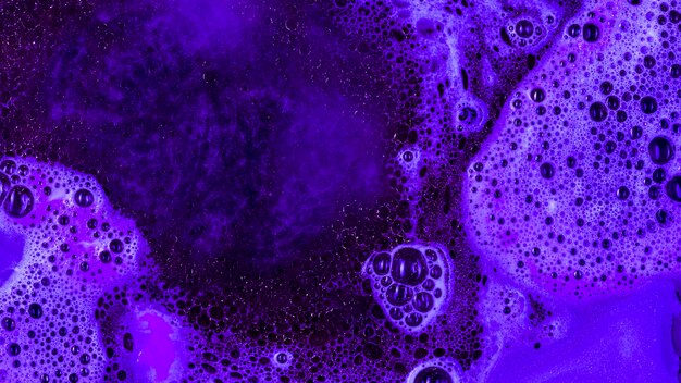 Líquido violeta fervente com espuma