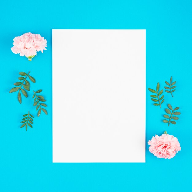 Lista de papel com flores no fundo brilhante