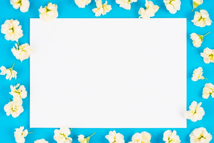 Foto grátis lista de papel no fundo brilhante com flores