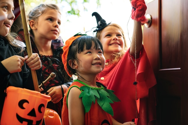 Little crianças doces ou travessuras no halloween