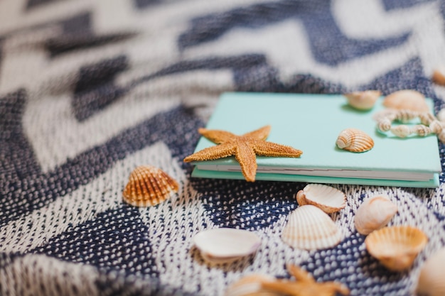 Foto grátis livro com estrela do mar e conchas