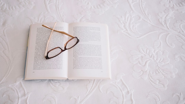 Livro com óculos em pano branco