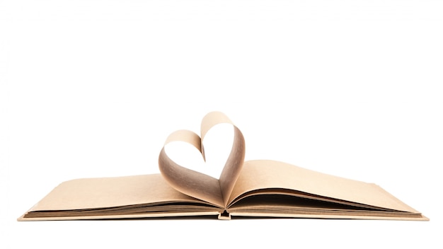 Livro com páginas abertas de forma do coração isolada no backg branco
