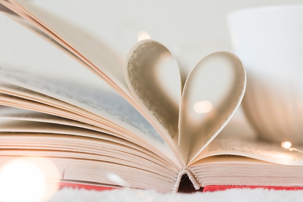 Livro com suas páginas moldando como um coração