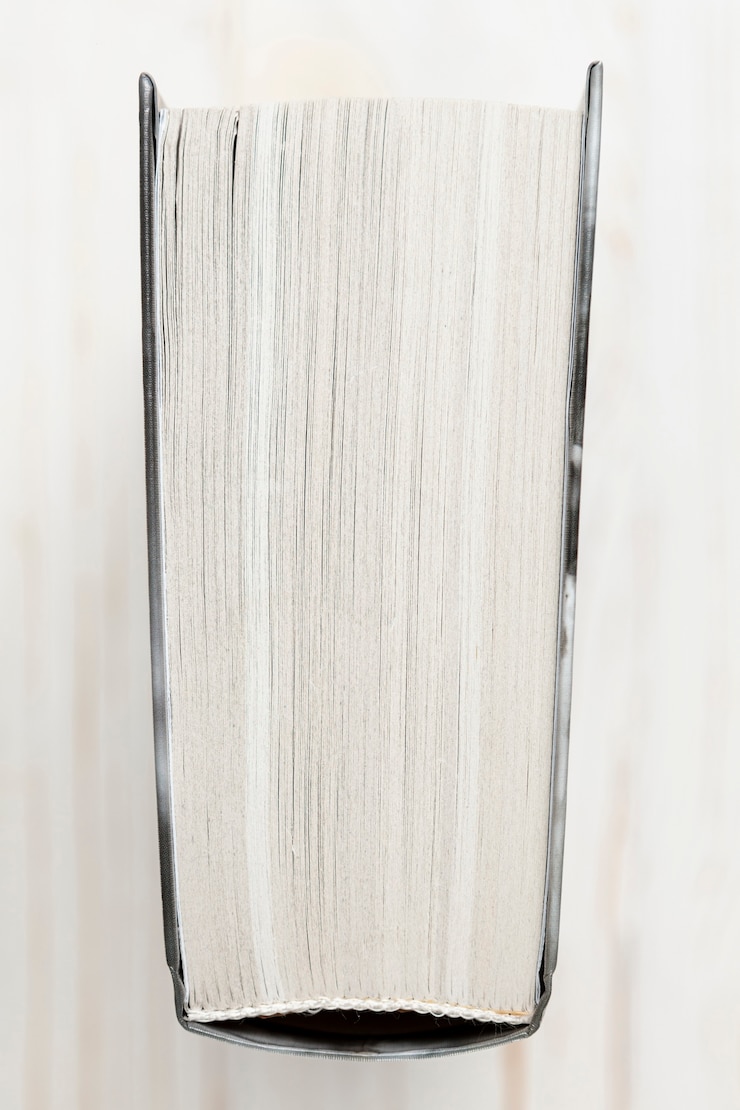 Foto grátis livro de capa dura vista superior com fundo branco