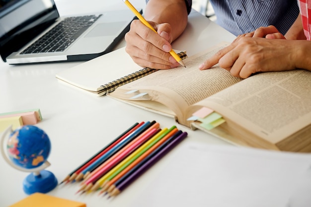 Livro de computador leitura planejamento idéias estudantes