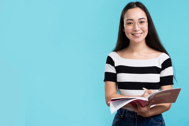 Foto grátis livro de exploração feminina sorridente