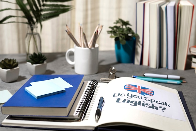 Livro de inglês descansando na mesa do espaço de trabalho