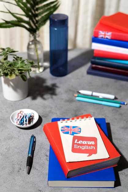 Foto grátis livro de inglês descansando na mesa do espaço de trabalho