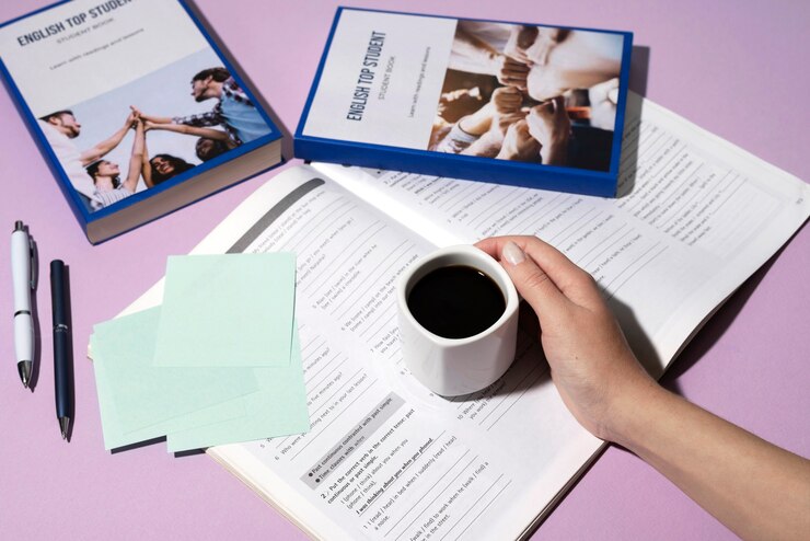 Foto grátis livro de inglês descansando na mesa do espaço de trabalho