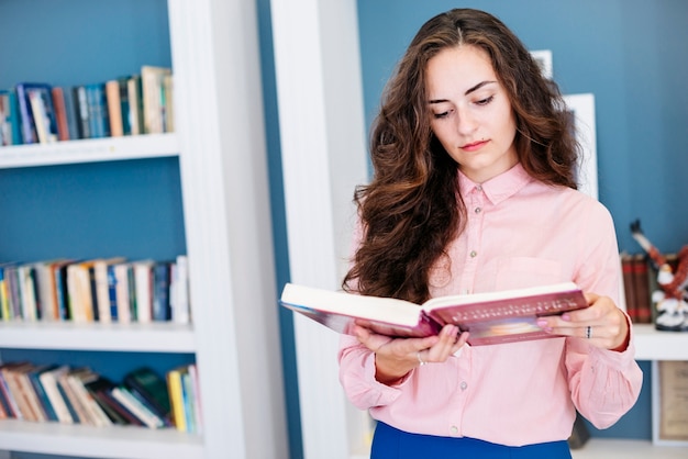 Livro de leitura bonita morena