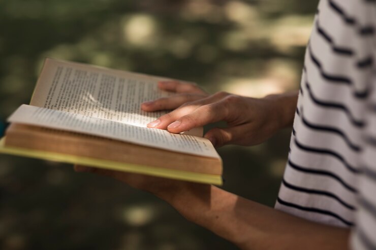 Foto grátis livro de leitura de estudante de colheita no parque