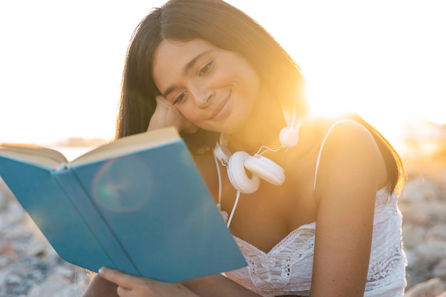 Livro de leitura de garota de tiro médio