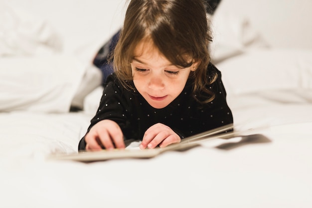 Foto grátis livro de leitura de menina bonito