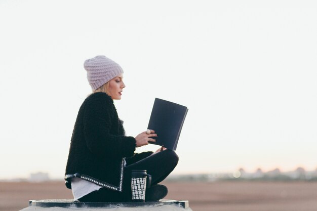 Livro de leitura de mulher bonita na natureza