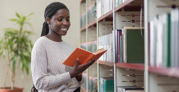 Livro de leitura de mulher de tiro médio