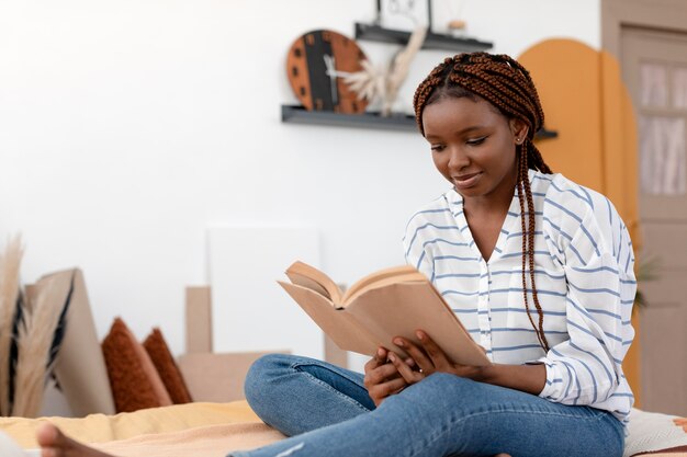 Livro de leitura de mulher de tiro médio