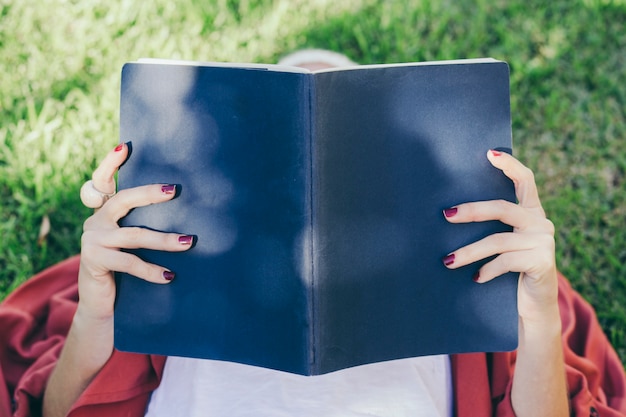 Livro de leitura de mulher na natureza