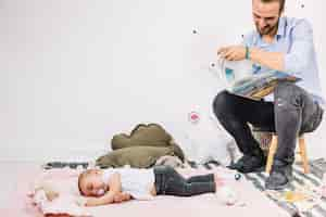 Foto grátis livro de leitura do pai para dormir bebê