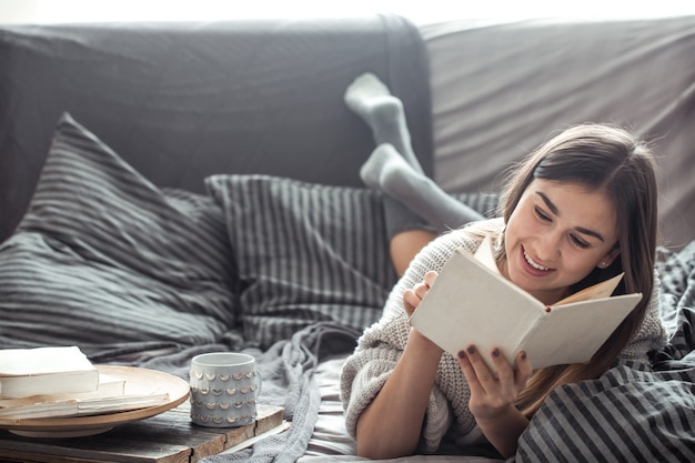 Livro de leitura menina no sofá