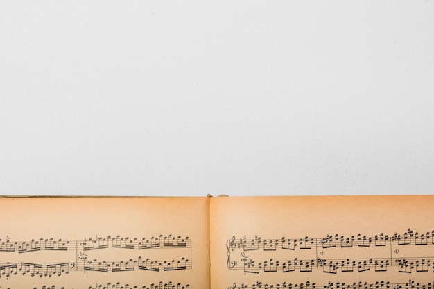 Foto grátis livro de nota musical vintage em fundo branco