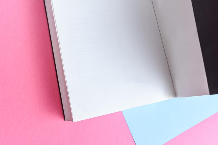 Foto grátis livro de papel físico em close-up de fundo